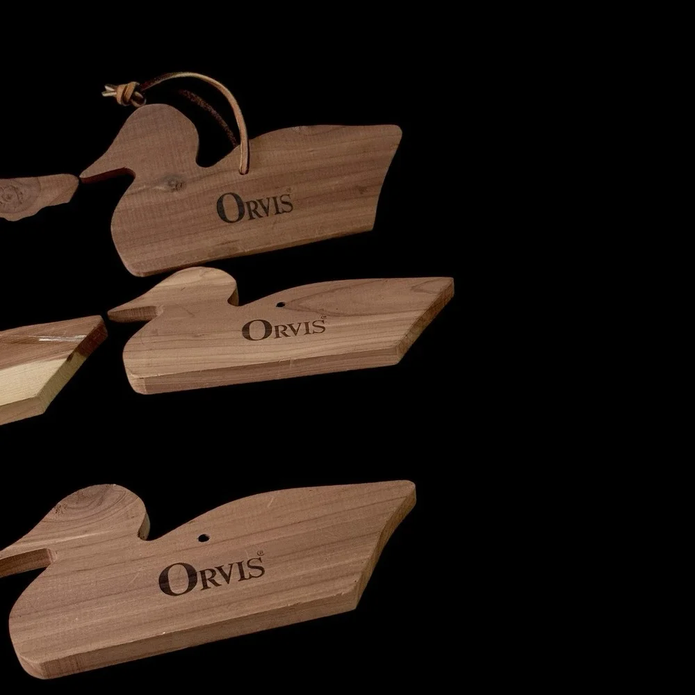 Lot Of 8 vintage Orvis Cedar Duck Bocks Hanging Closet‎ System Preowned